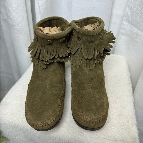 Minnetonka Women’s Soft Suede Double Fringe Side Zip Boot Olive Green Sz 9 - Picture 2 of 12